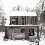 Stoleté dřevo ze stodoly na severu Ruska použili jako fasádu domu Foto: Ilya Ivanov