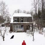 Stoleté dřevo ze stodoly na severu Ruska použili jako fasádu domu Foto: Ilya Ivanov