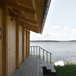 Malá univerzální dřevostavba na ostrově umožní odpočinek i díky sauně Foto: Metropolis Arkitekter