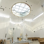 Hlavním akcentem interiéru je střešní světlík s pásovým oknem. Při slunečných dnech tvoří na stěnách kostela pohybující se světelné obrazce. Světlík symbolizuje trnovou korunu a propojuje interiér kostela s nebem. Zdroj: Tomáš Kovařík
