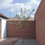 Zahrada z cihel pro cihlový dům. Moderní architektura v jihomoravské vesničce Zdroj: BoysPlayNice