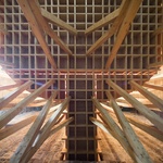 Do starého kostela vestavěli dřevěnou kapli. Vypadá jako lešení podpírající nebesa Foto: Nelson Garrido