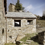 Horská chata jak má být: Kamenný dům ve ztraceném údolí. I střechu má z kamene Foto: Alberto Strada