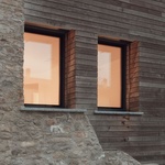 Dům, který něco vydrží: kámen, dřevo a nadčasový interiér Foto: Marcello Mariana