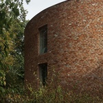 Dům ze staré poctivé pálené cihly. Architekti využili materiál z bourané stavby Foto: Stijn Bollaert