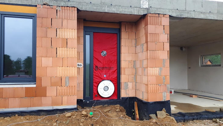 Blower Door test je měření průvzdušnosti obálky budovy pomocí tlakového spádu. Zdroj: Heluz