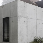 Rezavý plech, černý kvádr a betonový suterén. Rodinný dům v symbióze s archeologickou památkou Zdroj: Andy Haslam