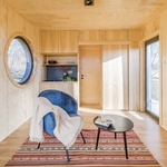 Malá dřevěná chata s velkým oknem. Milá i útulná Foto: Máté Lakos