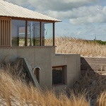 Dům v dunách. Kombinace tří osvědčených materiálů chrání bydlení před mořem i pouští Foto: MWA Hart Nibbrig
