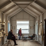 Dřevěná bouda inspirovaná lodí: Tvořivému důchodci slouží jako dílna i ateliér Foto: Jim Stephenson