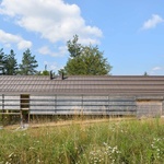 Skleník, stodola nebo rodinný dům? Dřevostavba ladí i s přírodou Foto: Miran Kambič