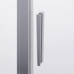 Posuvné sprchové dveře jsou vybaveny úzkým madlem ergonomického tvaru pro pohodlné otvírání i zavírání dveří. Zdroj: SanSwiss
