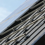 Unikátní systém držáků solárních panelů pro plechové krytiny – SATJAM Solar   Zdroj: SATJAM