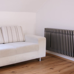 Také v zákoutí domu určeném pro odpočinek se radiátory krásně vyjímají. Zároveň ale bezchybně plní svou primární úlohu – vyvolat u obyvatel příjemný pocit tepla díky vysokému podílu sálavé tepelné složky. Zdroj: © Zehnder Group