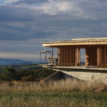 Konopím izolovaný rodinný dům stojí ve volné krajině. Výhledy z něj vás uchvátí Foto: Daniel Fuchs