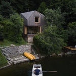 Nápaditá chata pro milovníky přírody s velkorysým výhledem na vodní hladinu Foto: Boys Play Nice, Salon dřevostaveb 2022