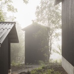 Perníkové chaloupky nabízí digitální detox. Klidné rekreační chaty uprostřed lesa kryje dřevěná fasáda Foto: Célia Uhalde