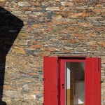 Ze staré kamenné sýpky udělali malebný dům pro návštěvy Foto: José Campos