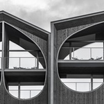 Hotel ze dřeva je inspirován tradiční architekturou převyprávěnou moderním stylem. Interiéru i fasádě vládne přírodní materiál Foto: Gustav Willeit, Daniel Zangerl, Jörgen Camrath