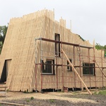 Jak se staví dřevostavba s izolací ze slámy svépomocí? Malá chata vás ohromí architekturou i interiérem Foto: Juri Troy architects
