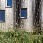 Jak se staví dřevostavba s izolací ze slámy svépomocí? Malá chata vás ohromí architekturou i interiérem Foto: Juri Troy architects