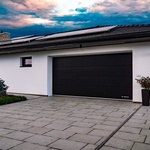 Automatická garážová vrata poskytují svým majitelům ještě větší komfort. Zdroj: Lomax.cz