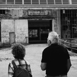 1. MÍSTO KATEGORIE LIDÉ: Stáří - Fotka zachycuje starší pár návštěvníku, při prohlídce areálu Pragovka.  Lukáš Cígler (132 hlasů)