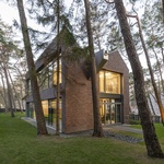 Dům vsazený mezi stromy připomíná loď na mělčině. Vyhrál litevskou cenu za architekturu Foto: Leonas Garbačauskas