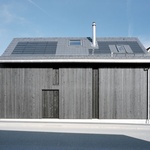 Stodola jako Fénix – na místě staré nefunkční stodoly stojí ohořelý ale nový moderní dům Foto:  Florian Amoser