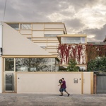 Dřevostavba jen na první pohled. Dům, který umožňuje práci i bydlení pod jednou střechou je pestrá směs materiálů v členitém prostoru Foto: Jesús Granada