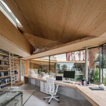 Dřevostavba jen na první pohled. Dům, který umožňuje práci i bydlení pod jednou střechou je pestrá směs materiálů v členitém prostoru Foto: Jesús Granada