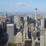 Výhled z Empire State Building na horní Manhattan s novou dokončovanou dominantou – rezidenční budovou 432 Park Avenue, úplně vlevo Bank of America, vlevo od středu One57 © Bohuslávek TZB-info