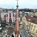 Realizace střechy a věže. Foto: BoysPlayNice.