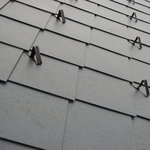 Kusová šablona SATJAM Rombo Metalic umožňuje vyměnit starou vláknocementovou krytinu a zároveň zachovat původní vzhled střechy. Zdroj: SATJAM s.r.o.