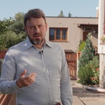Ing. Michal Čejka, certifikovaný projektant pasivních domů vysvětluje navržená opatření a jejich vliv na snížení spotřeby energií. Zdroj foto MŽP
