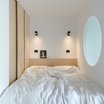 V malém bytě nebylo místo na ložnici. Architekti ji navrhli křivou, děravou, malou ale dokonalou. Foto: Cherry Art Hub