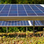 Popisek: Fotovoltaika a vegetační střechy se mohou dobře doplňovat. Zdroj: Adobestock – René Notenbomer