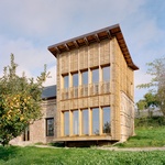Bez betonu i bez plastů. Stavěli z použitých cihel, místního dřeva a hlíny. Z materiálů z druhé ruky postavili krásné bydlení. Foto: Laurent Kronental