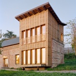 Bez betonu i bez plastů. Stavěli z použitých cihel, místního dřeva a hlíny. Z materiálů z druhé ruky postavili krásné bydlení. Foto: Laurent Kronental