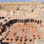 Ukázka zbytků podlahového vytápění v historických lázních na Kypru. Zdroj: AdobeStock – Nigar