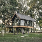 Prosklená chata usazená na pastvině. Unikátní zážitek v přírodě zaručen. Foto: Jakub Hrab