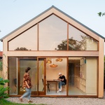 Malý zahradní domek je víceúčelový. Slouží jako studio pro práci i jako chata pro ubytování hostů. Foto: Aiste Rakauskaite