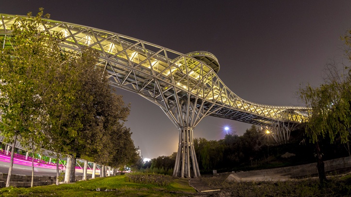 Víceúrovňový most spojuje lidi i parky