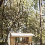 Mobilní bydlení na přívěs. Je ze dřeva a textilie. Recykluje svoji odpadní vodu. Foto: Adrià Goula