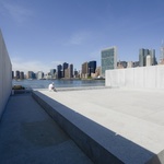 Centrální prostor „místnosti“ svažující se k hladině řeky East River s výhledem na Manhattan a Brooklyn. V pozadí budova OSN, na které se podílel kolektiv autorů včetně Oscara Niemeyera či Le Corbusiera. Foto: Tomáš Kovařík