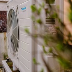 V době energetické krize byli manželé rádi, že si už v roce 2018 pořídili tepelné čerpadlo Daikin Altherma Hybrid. Zdroj: Daikin