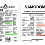 Výrobní štítky kotlů – kotel 5. emisní třídy (2024) a 2. emisní třídy (2007). Zdroj: Česká peleta z.s.p.o.