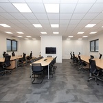 V kancelářích je potřeba světlo, ale ne horko. Látky screenových clon mají různé stupně průsvitnosti. Zdroj: CLIMAX
