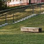 Průhled parkem na schody a sezení. Foto: MORGUNN