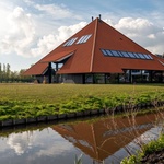 Jako faraón. Místo farmářského domku si postavil pyramidu. Foto: Jordi Huisman